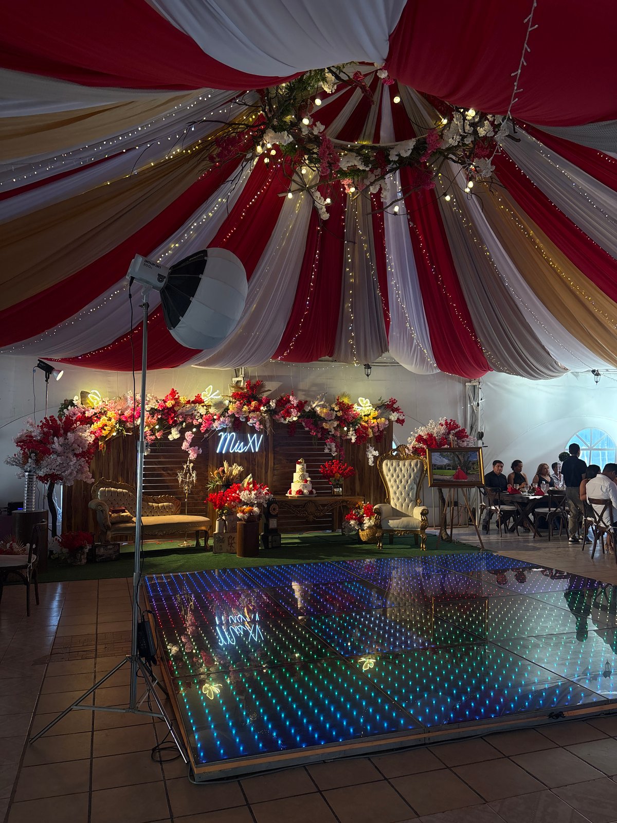 Quinceañera celebration held in Chilpancingo with elaborate decorations