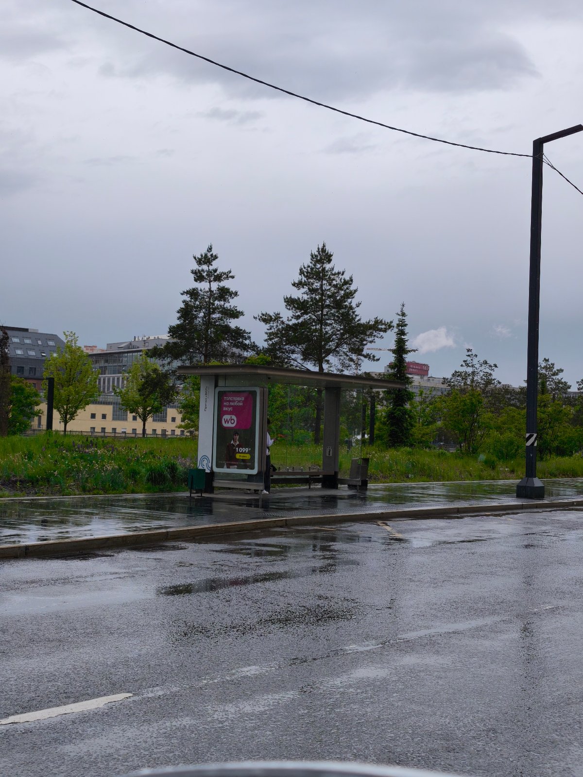 Rainy morning commute documented across central Moscow streets