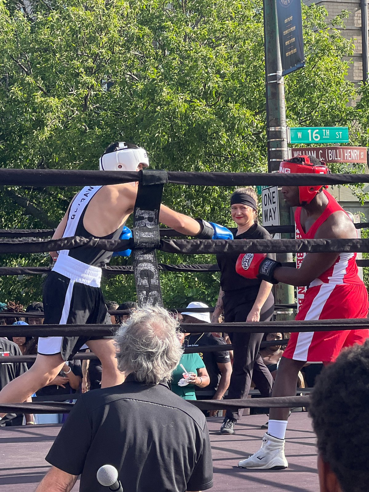 Street boxing match draws a crowd at Chicago intersection