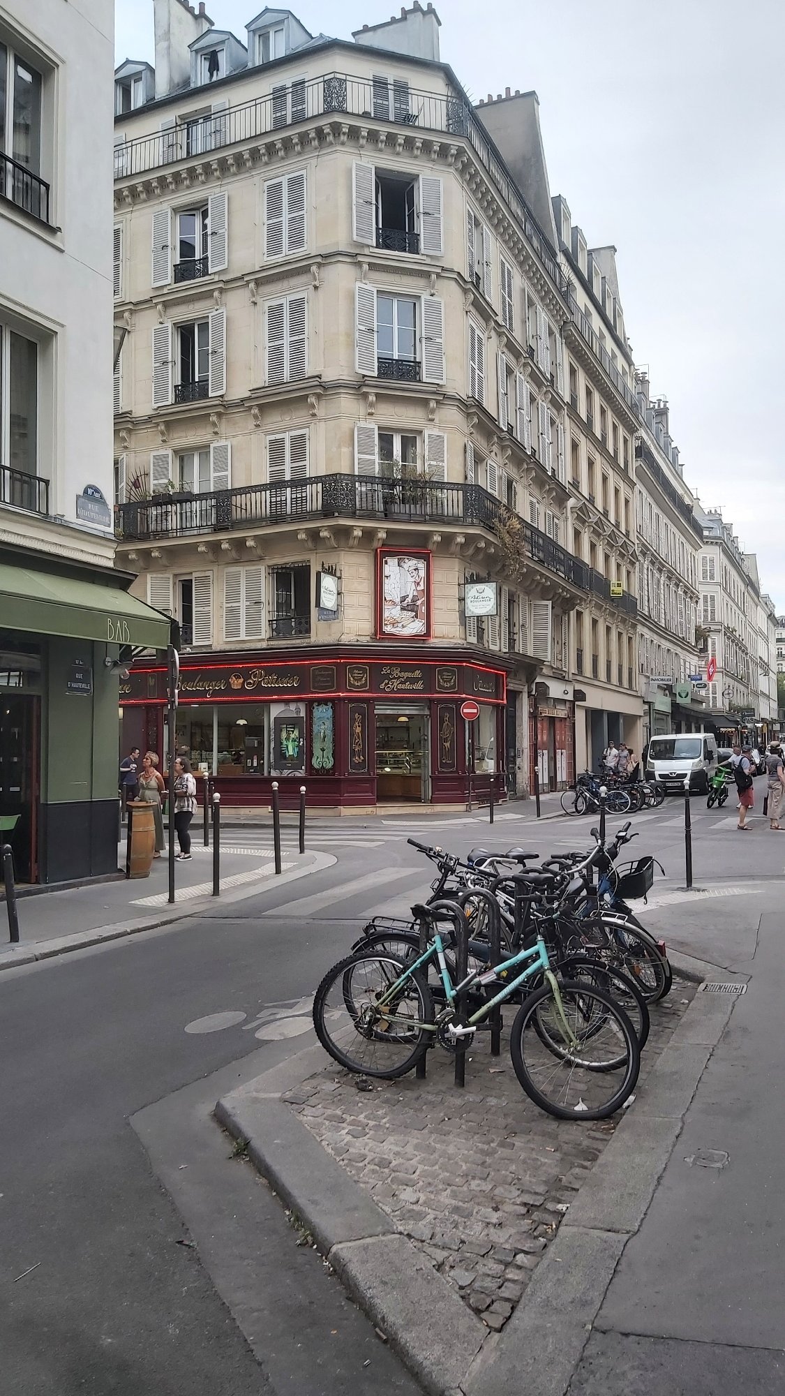 Café stops and street details in a Paris afternoon