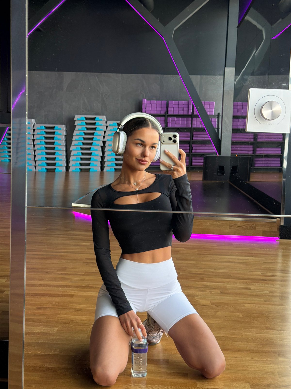 Woman takes gym selfies in Krasnoyarsk fitness studio