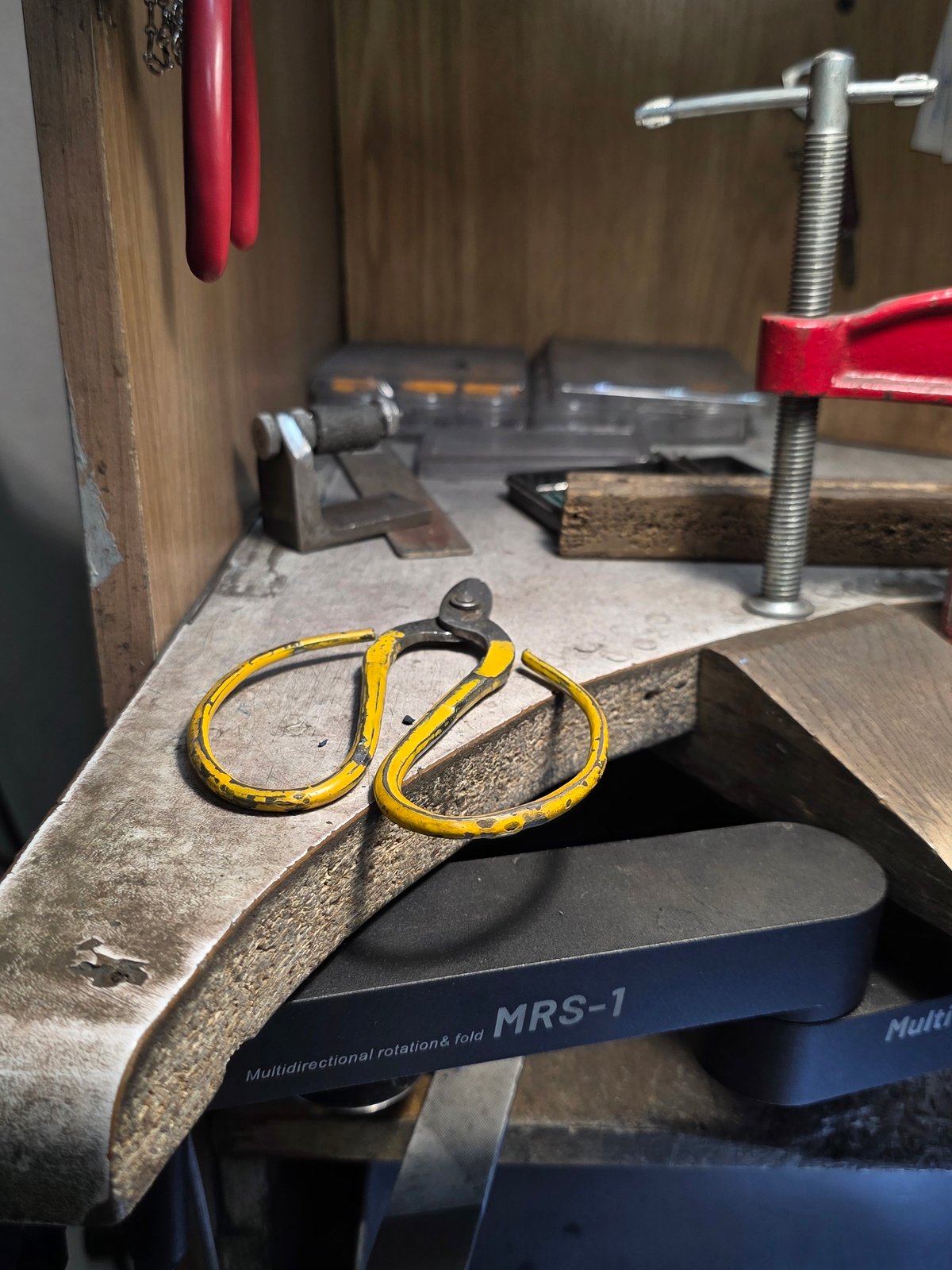 Jewelry craftsperson documents metalworking process in Kazan workshop