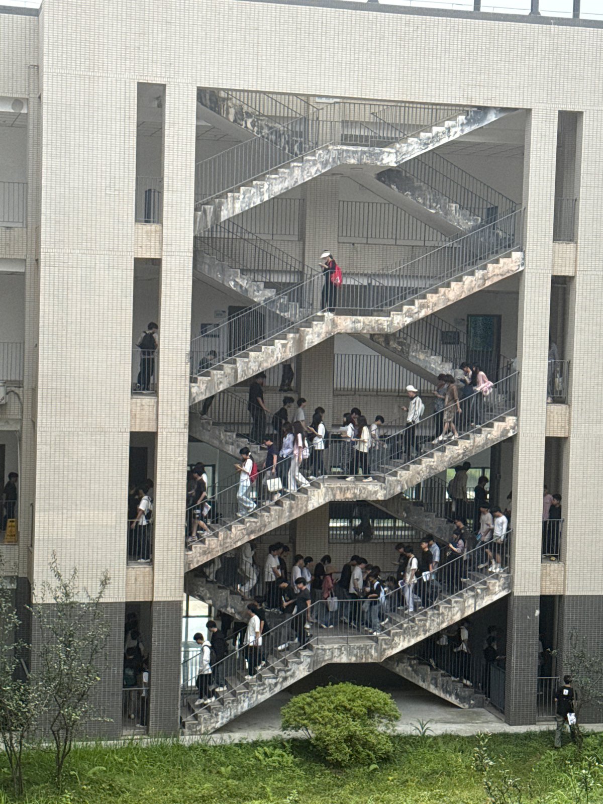 Students crowd outdoor campus walkways in early morning Jiangjin