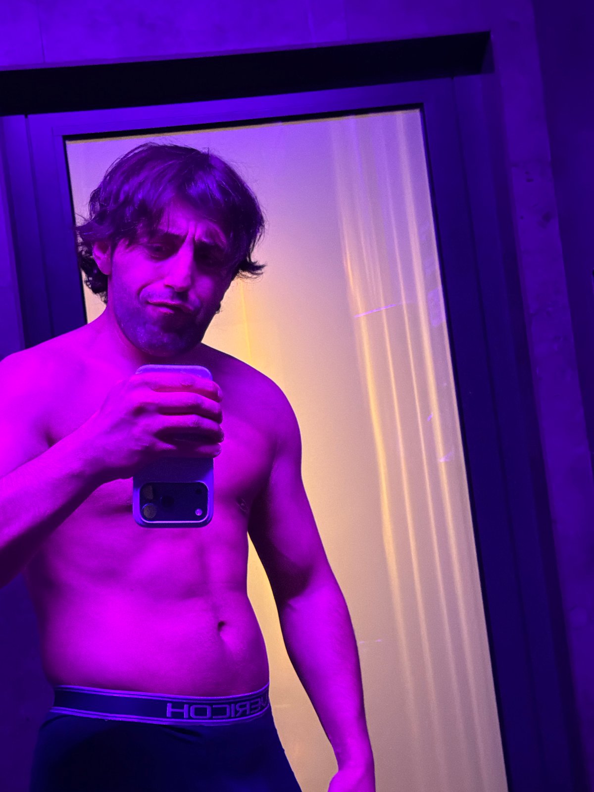 Man Takes Multiple Gym Selfies in Krasnoyarsk