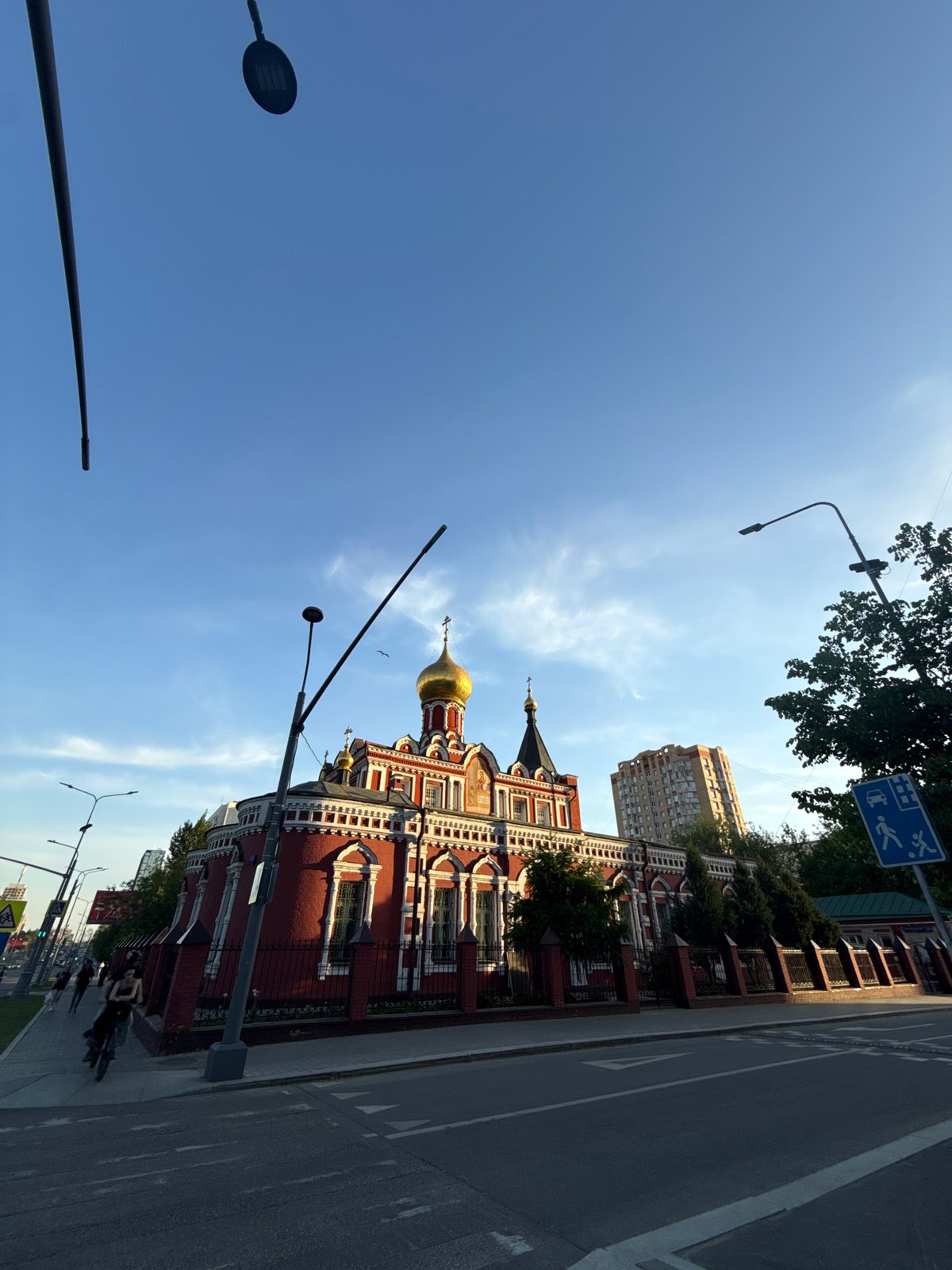 Orthodox church and street life documented in Moscow