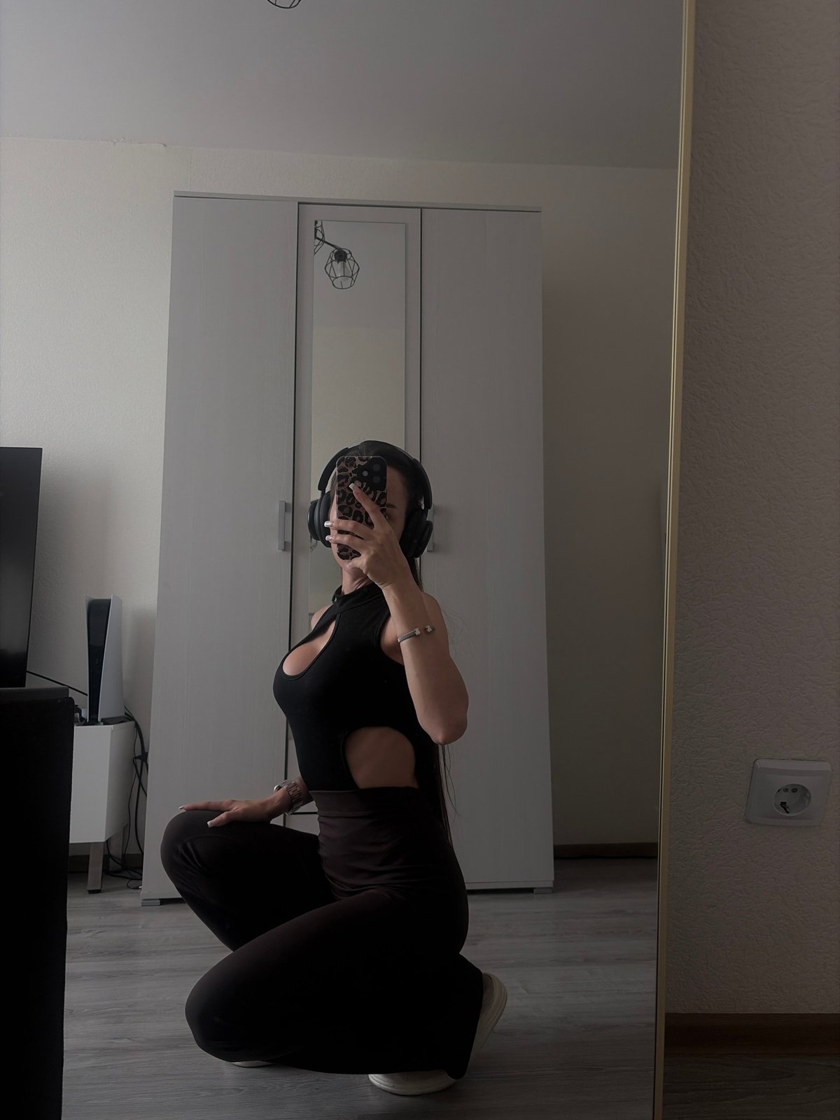 Mirror selfie and accessory close-ups in Sinyavino, Russia