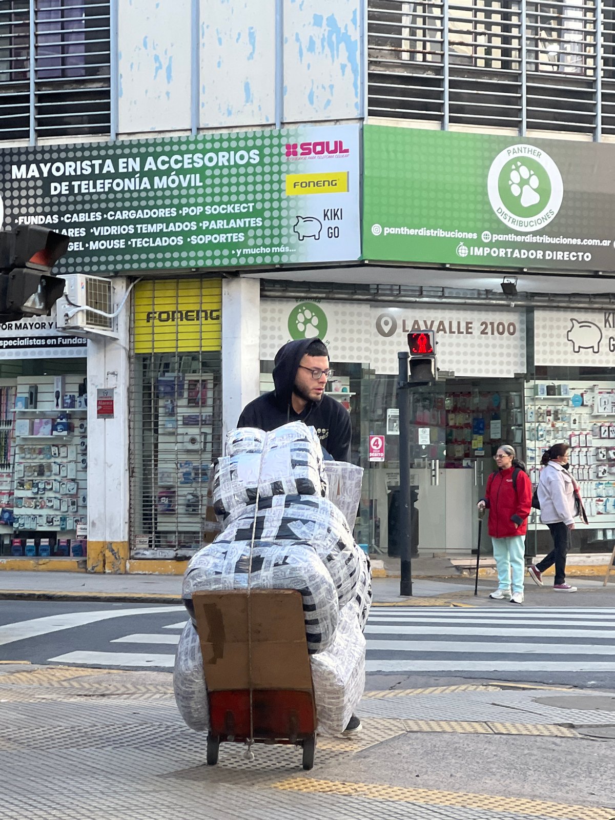 Ordinary street life moments captured across Buenos Aires