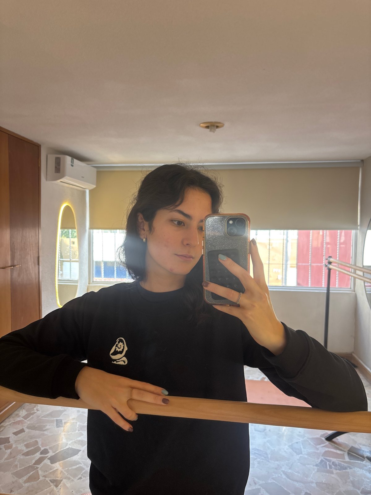 Young woman takes selfies over 11 minutes in Puebla