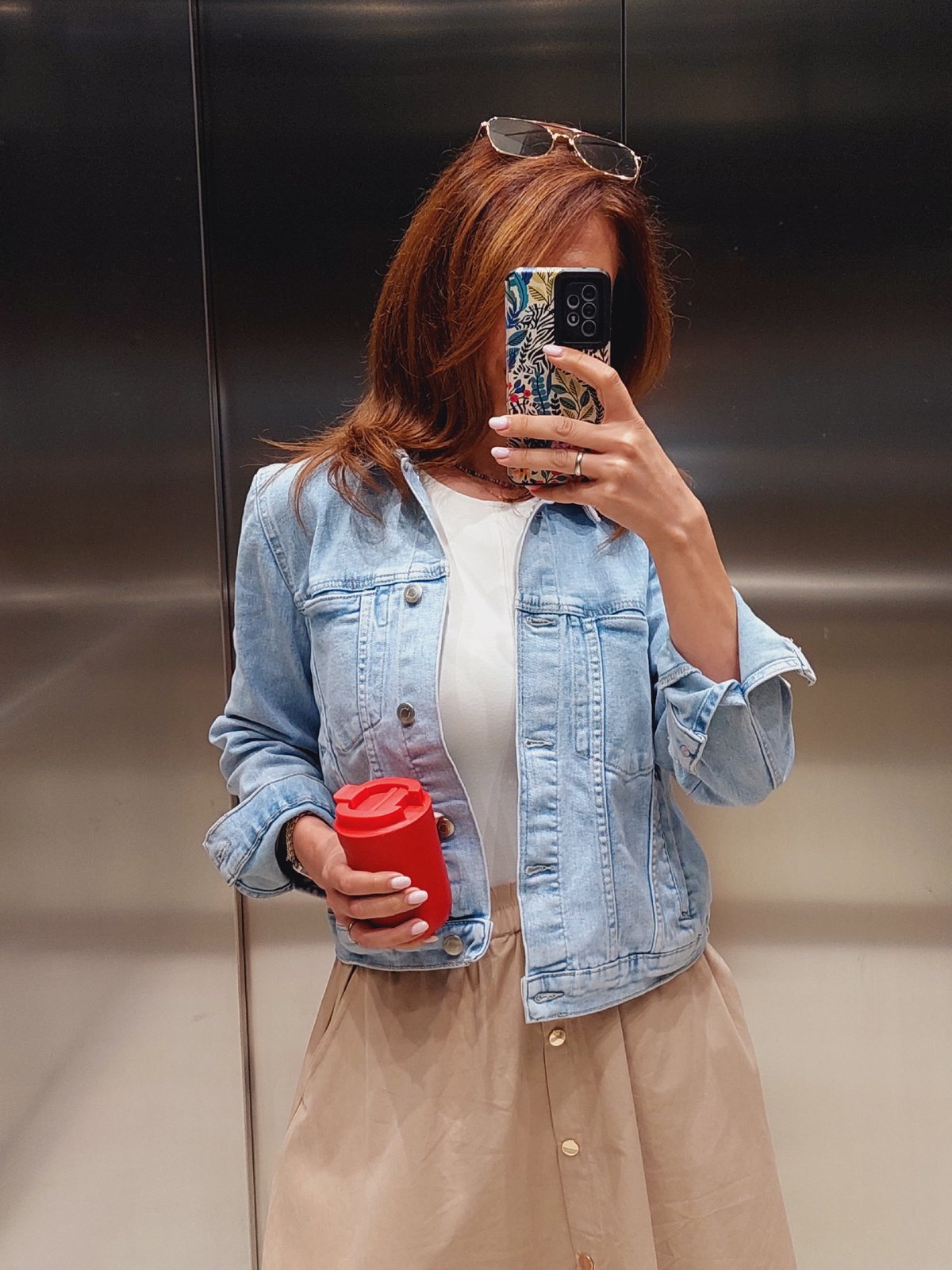 Elevator and close-up shots in Sofia, denim jacket and sunglasses