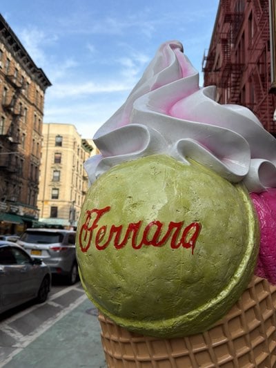 Busy evening dining scene draws crowds in NYC Little Italy