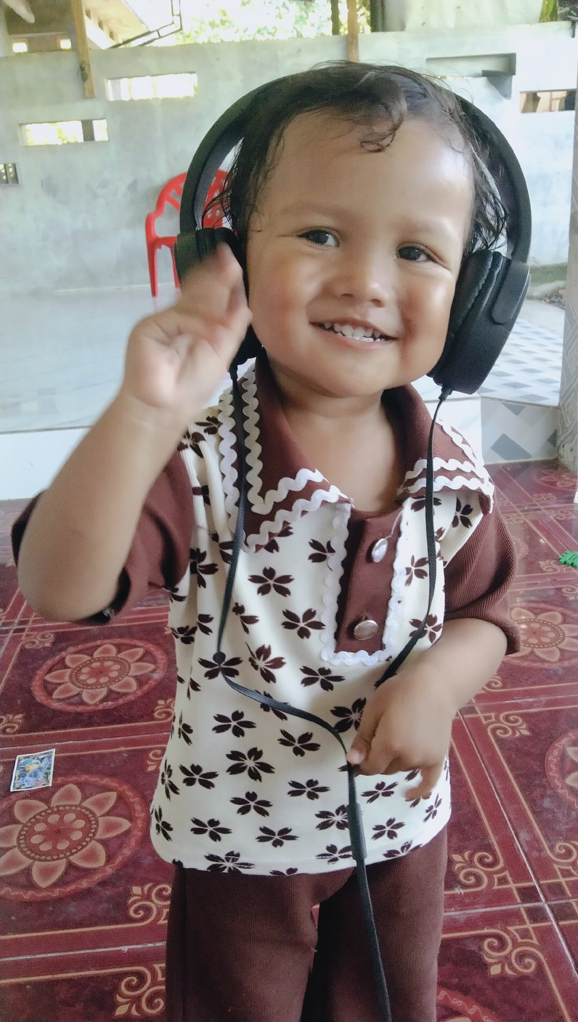 Big headphones, bigger smile — Reudeuep, Indonesia