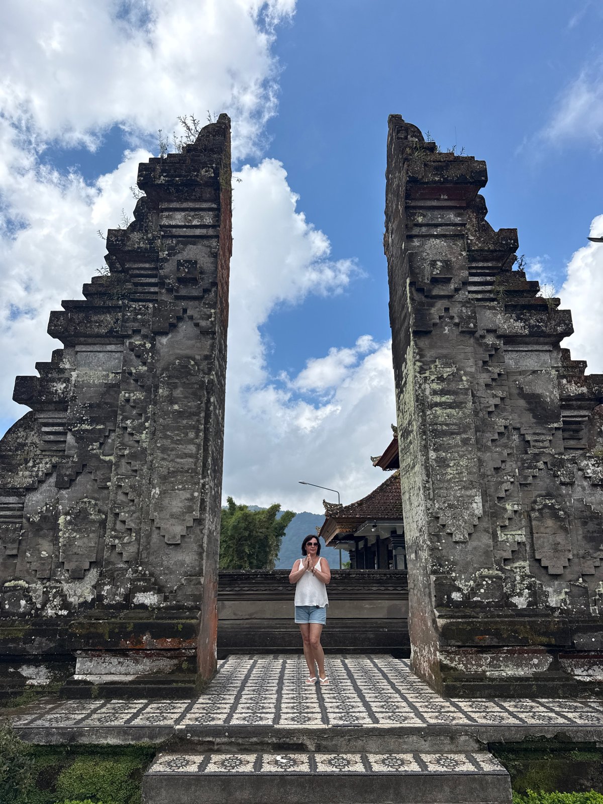 Early morning tourism activity documented at Bali's Ulun Danu temple