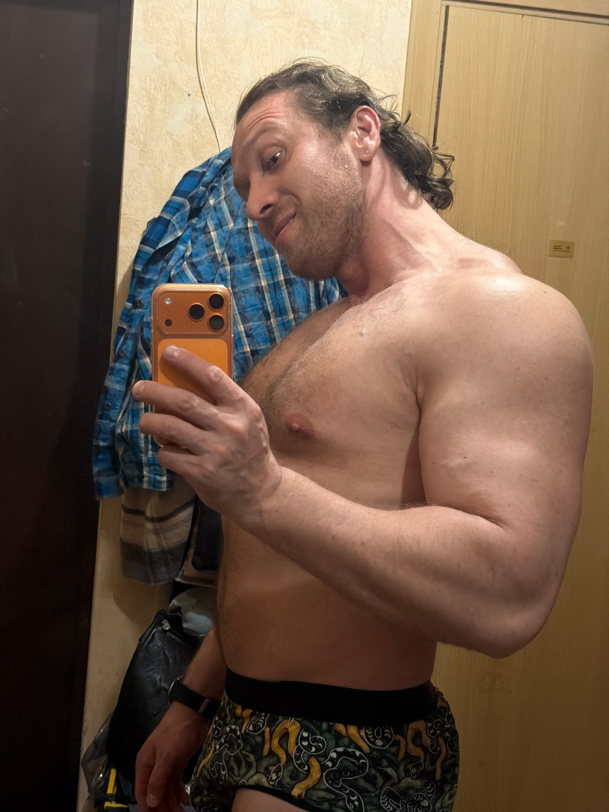 Man documents casual evening moments in Saint Petersburg apartment