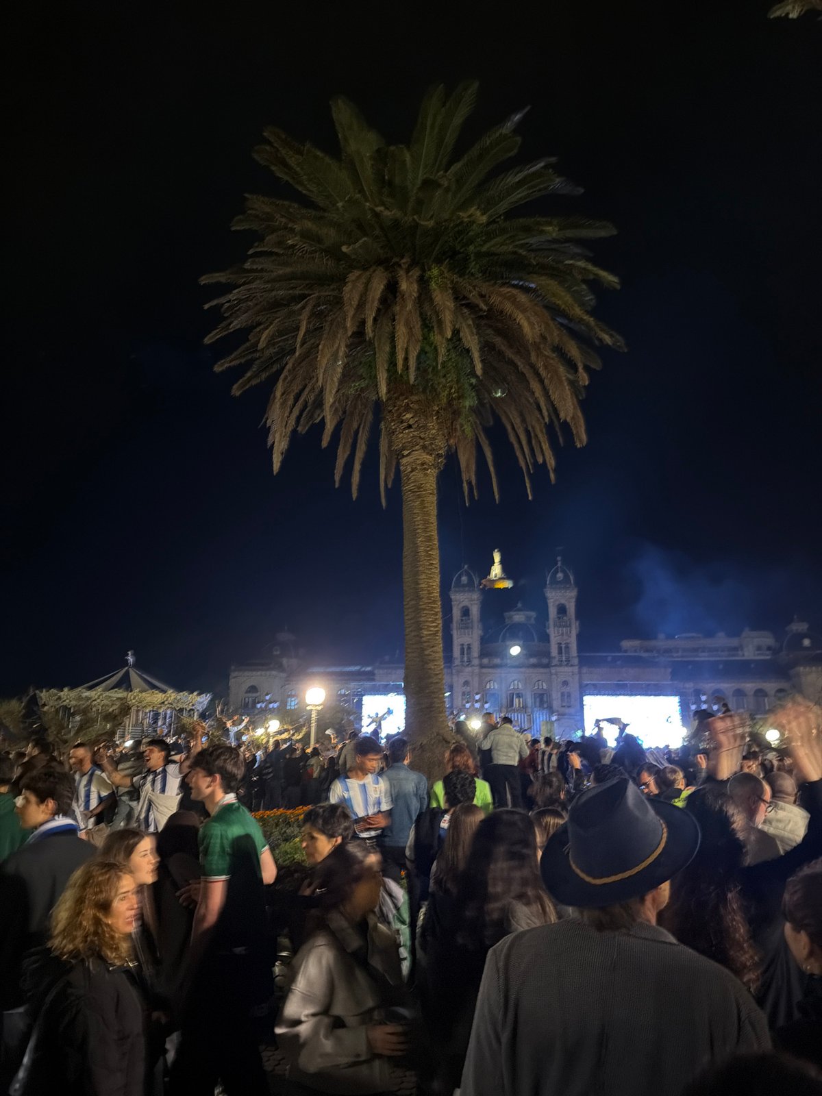Evening crowd gathers in San Sebastián plaza