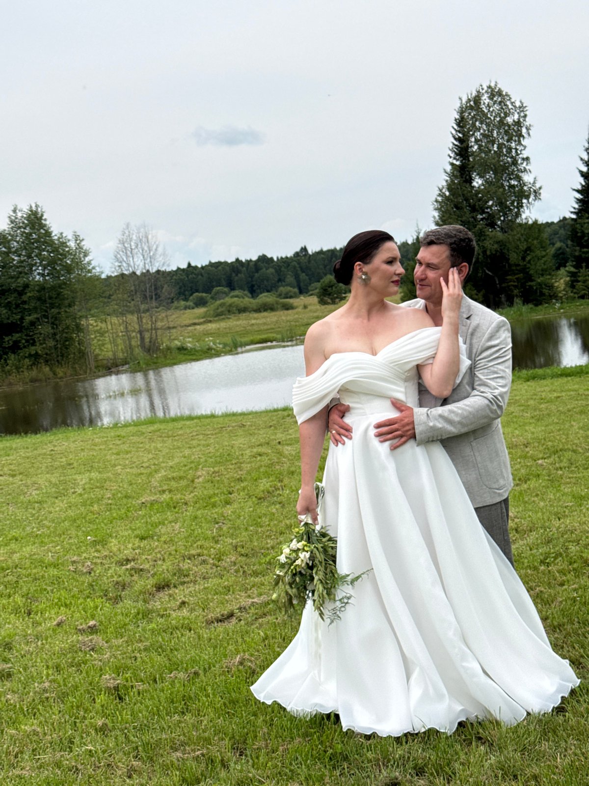 Lakeside wedding in Svetloe, Russia — portraits and reception setup