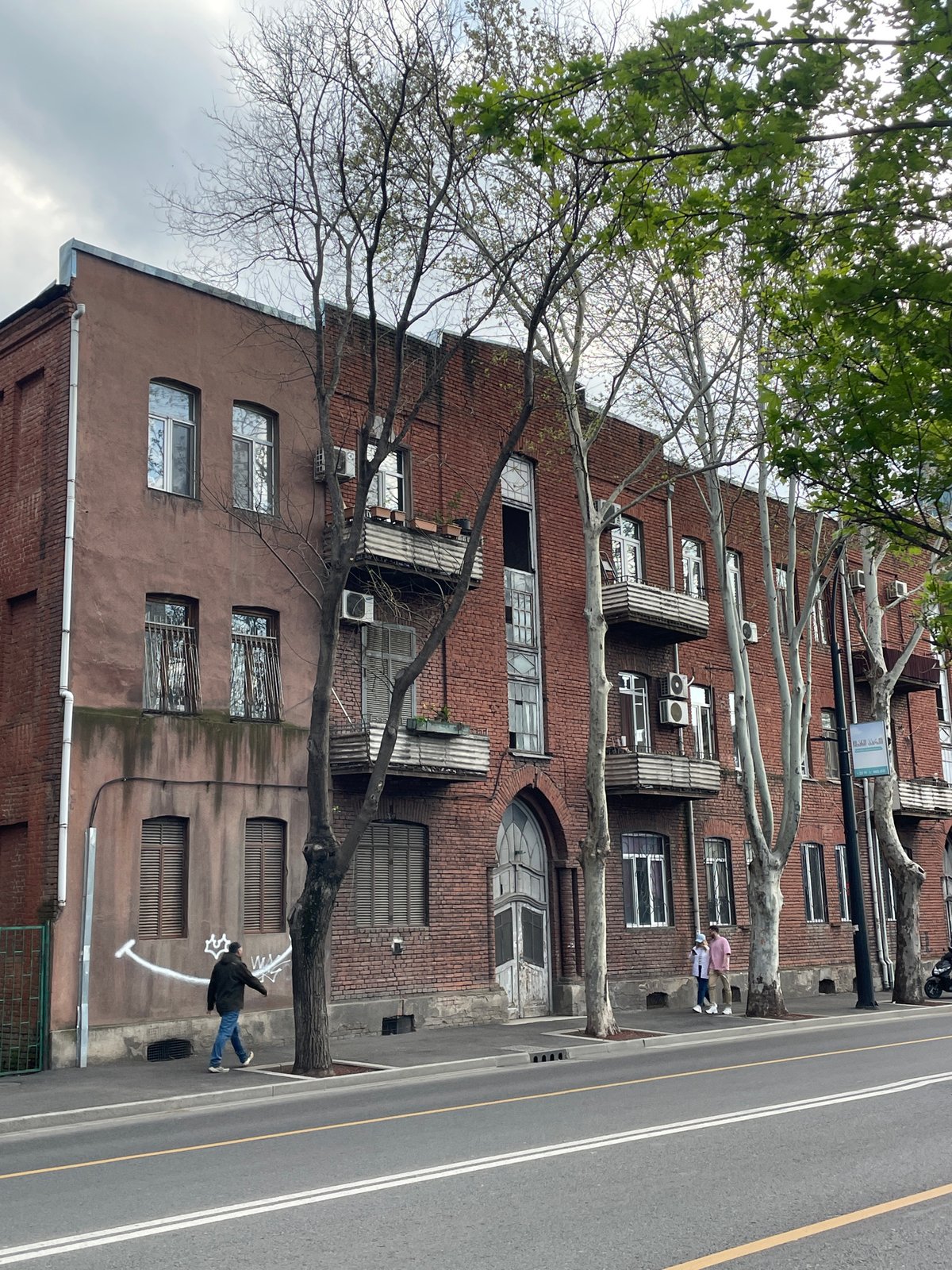 Witness documents everyday Tbilisi street scenes over six minutes