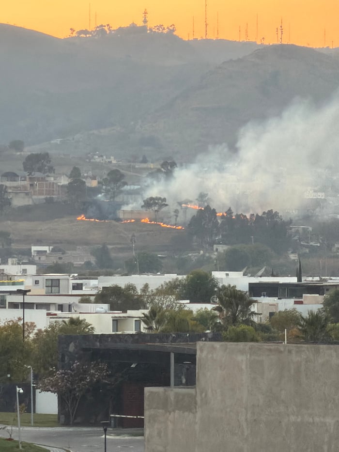 Hillside fire burns near homes in Santa Clara Ocoyucan