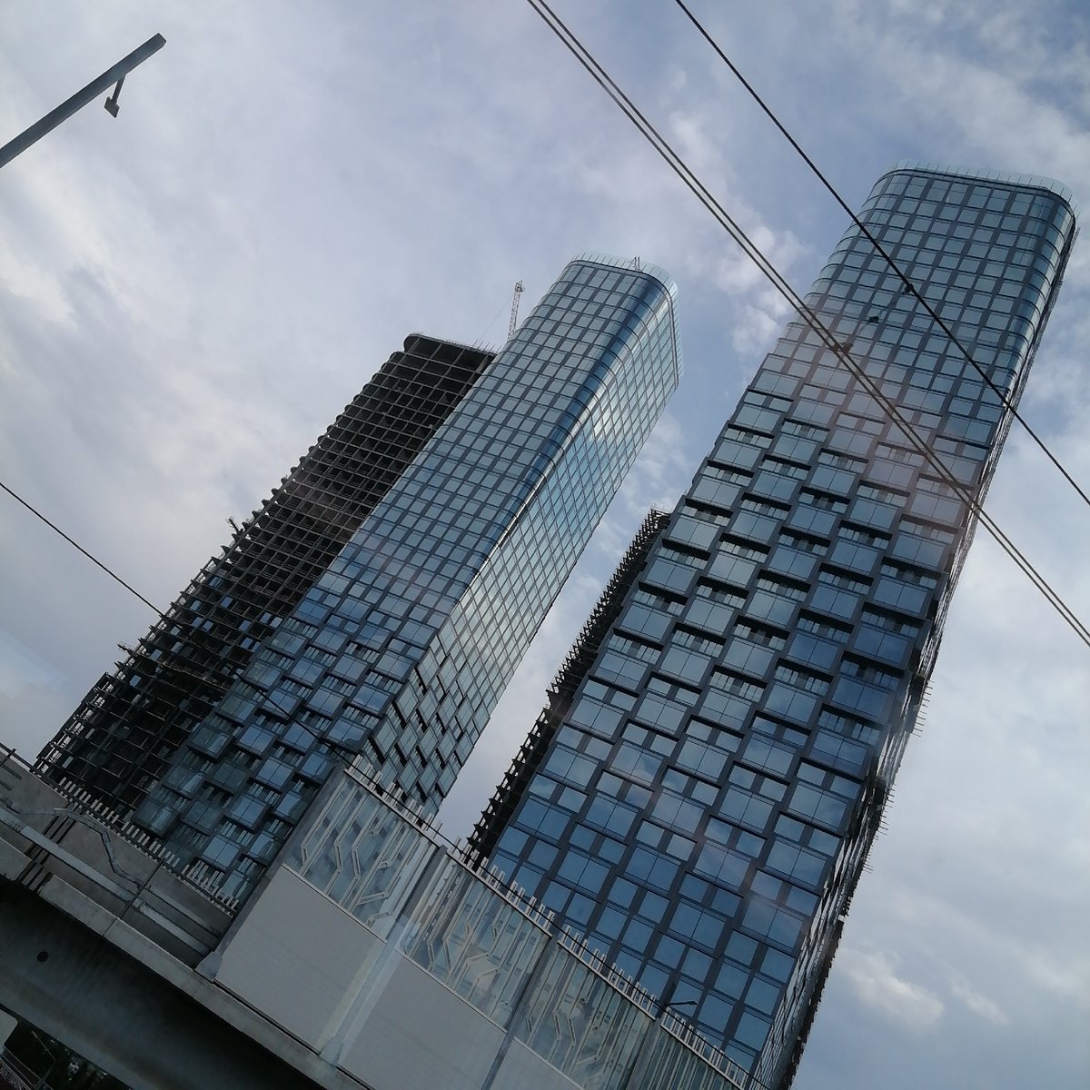Urban construction and train transit documented over 2.5 hours