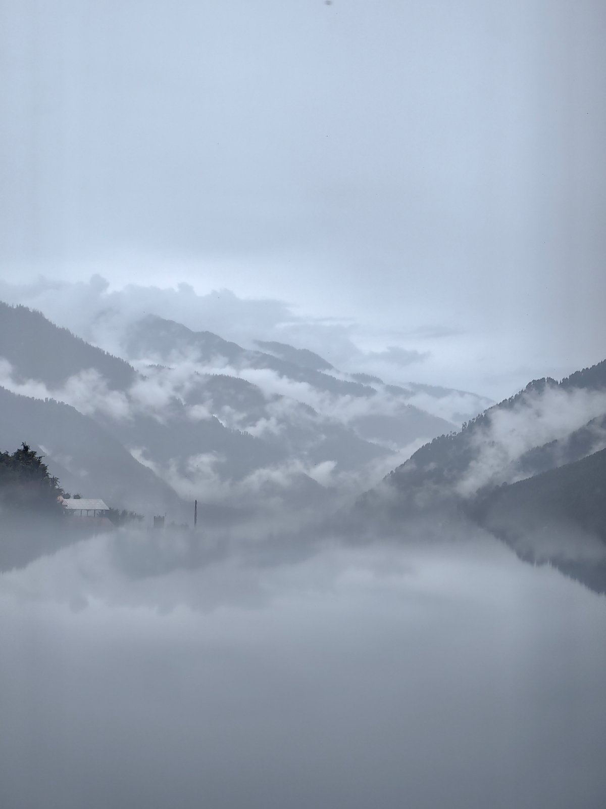 Foggy morning over Vashisht village, birds and mist everywhere