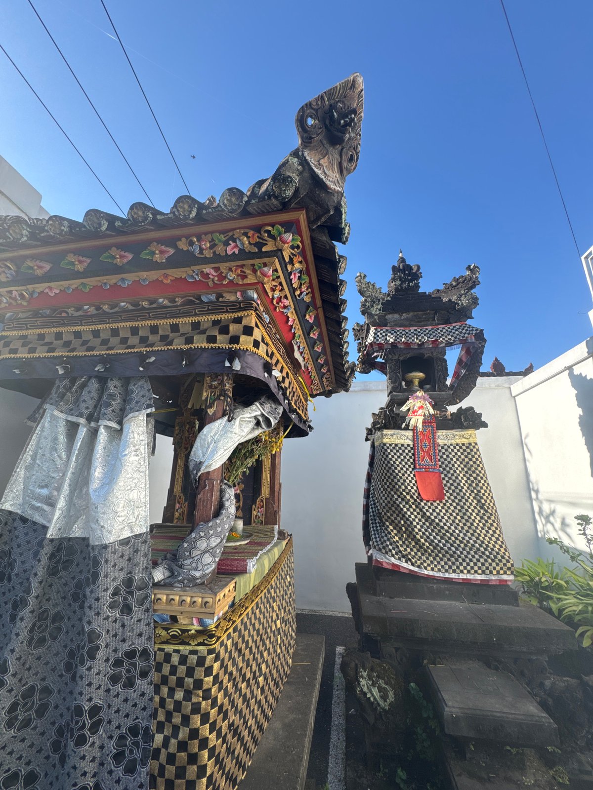 Scooter journey through Mengwi with Balinese temple shrines