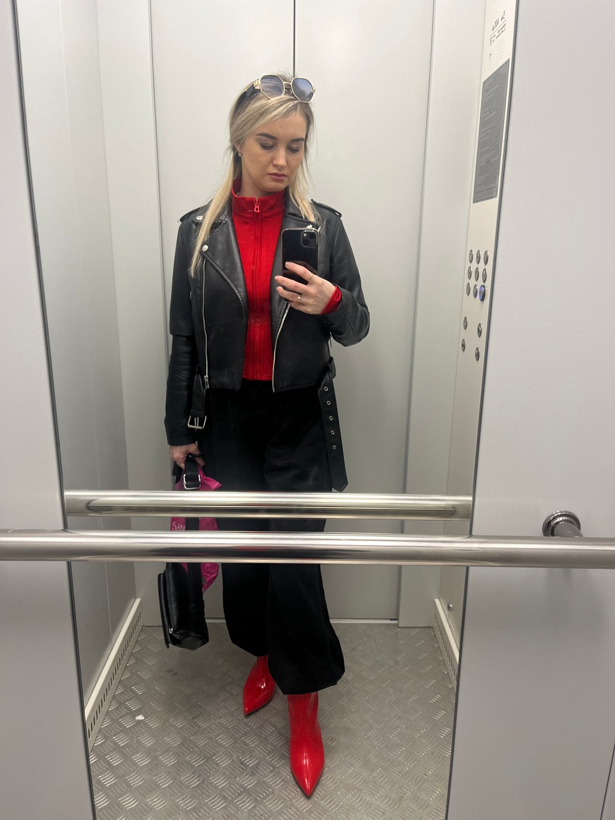 Morning moments captured in Chaikovsky: elevator selfie, cat lounging