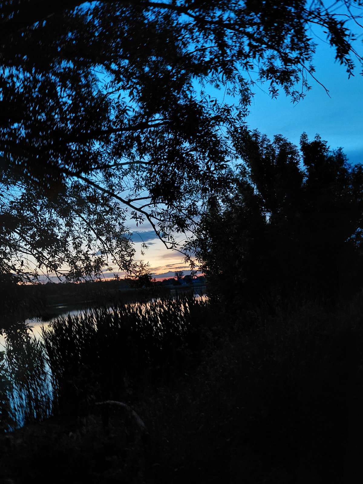 Twilight documented over Ustyvytsia waterway in extended evening session