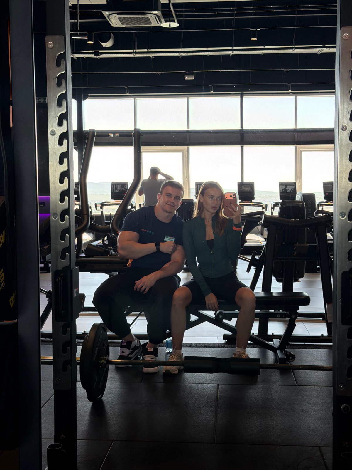 Couple takes gym selfies in Krasnoyarsk fitness center