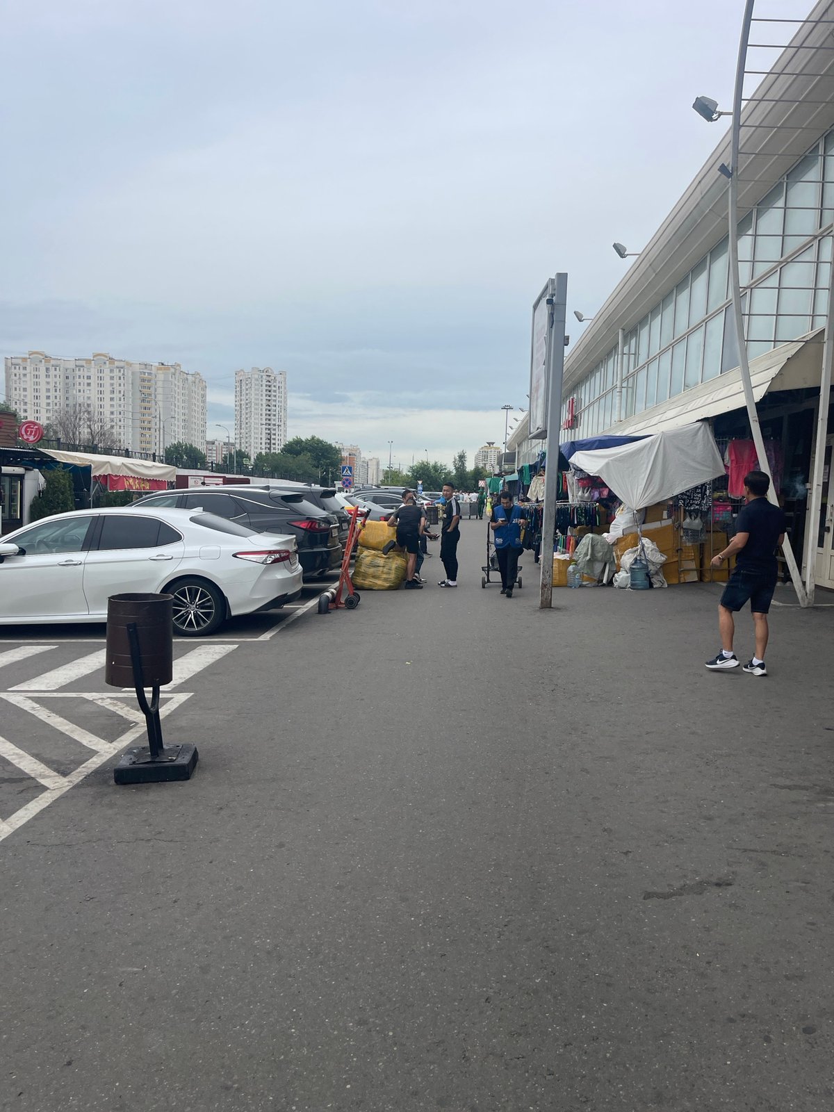Wet morning at a Moscow outdoor market