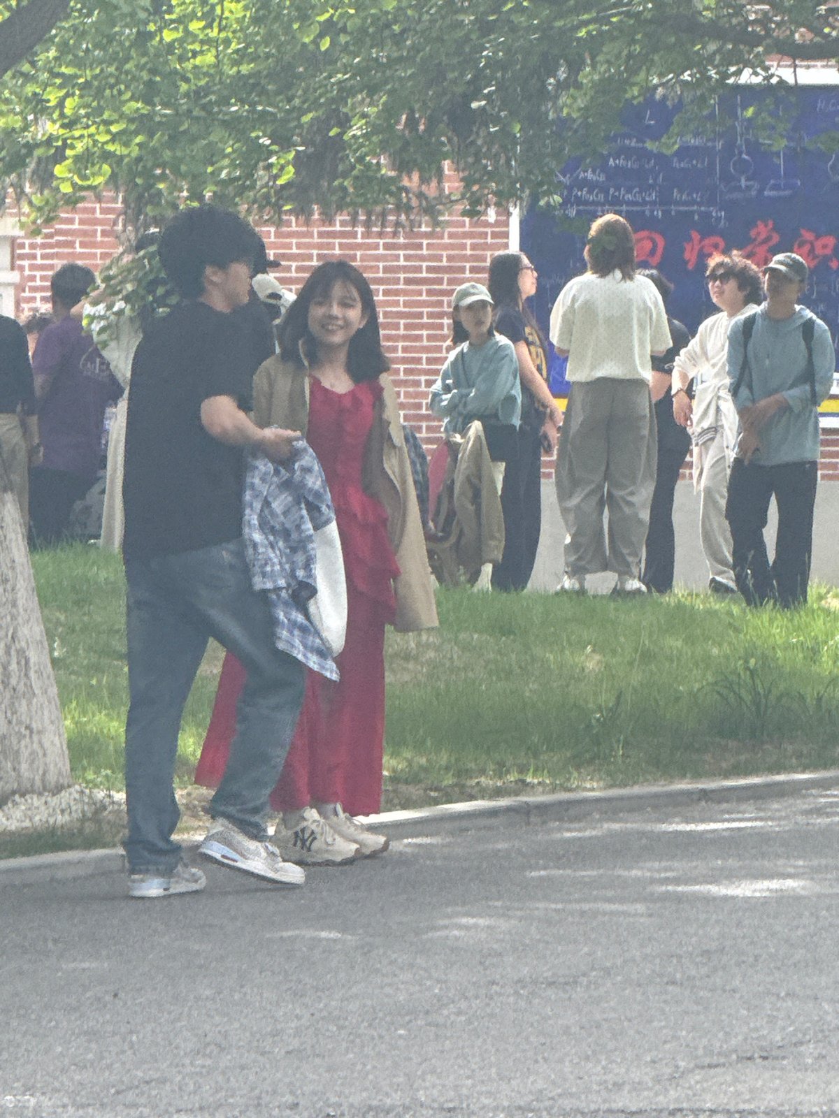 Morning scenes captured in Zhongtun: billiards and sidewalk gatherings