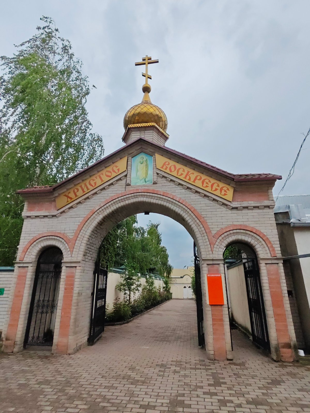 Walking tour documents Pyatigorsk cathedral, religious sites, ice cream vendors