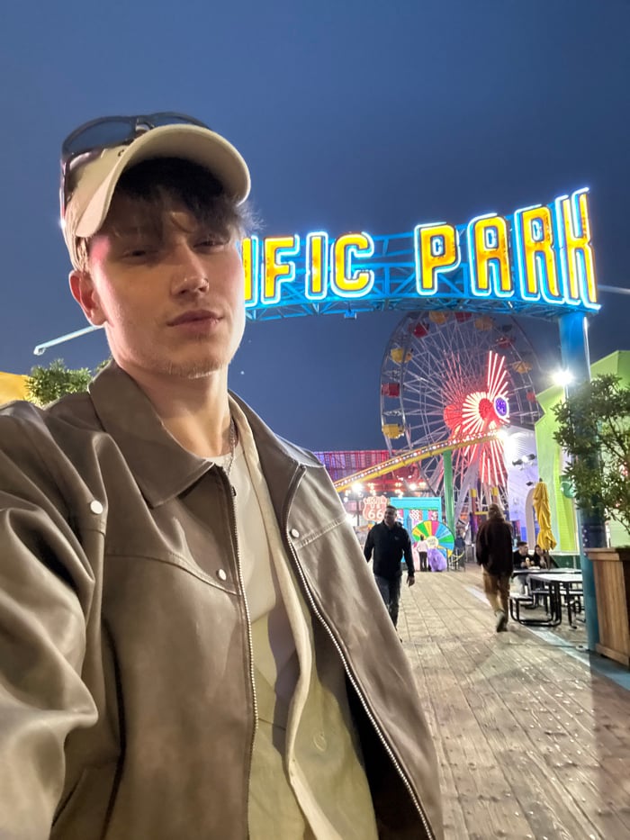 Late-night artist captures selfies, paints at Santa Monica pier