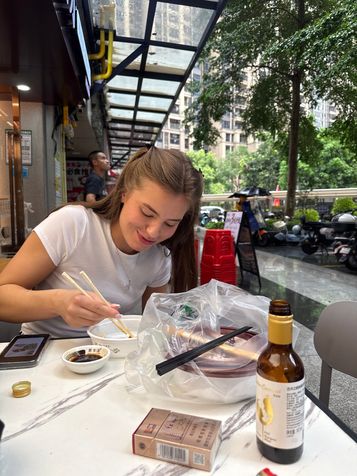 Outdoor dumpling lunch at a Haizhu District street restaurant