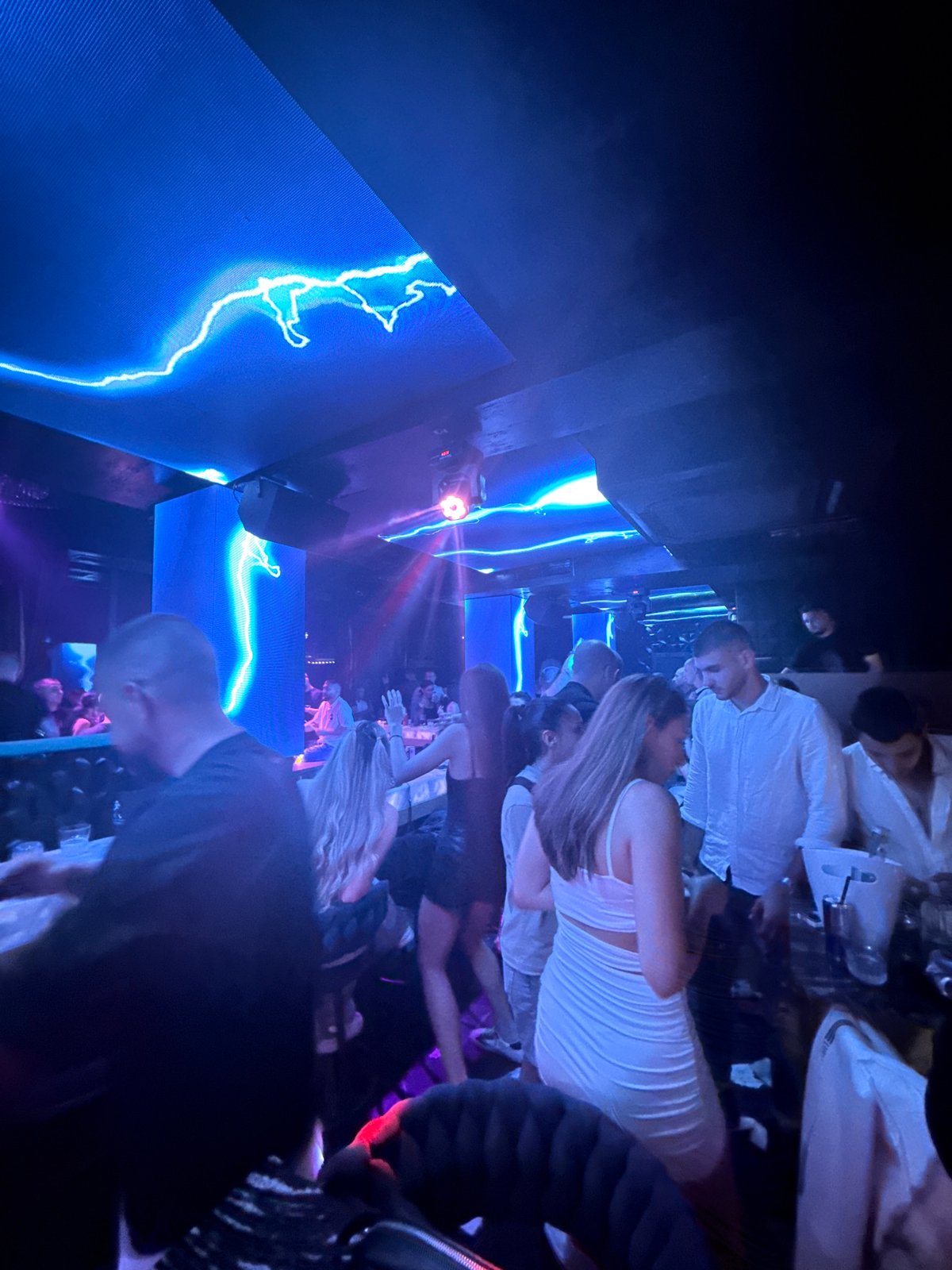 Late-night music performance draws crowds to Sozopol nightclub