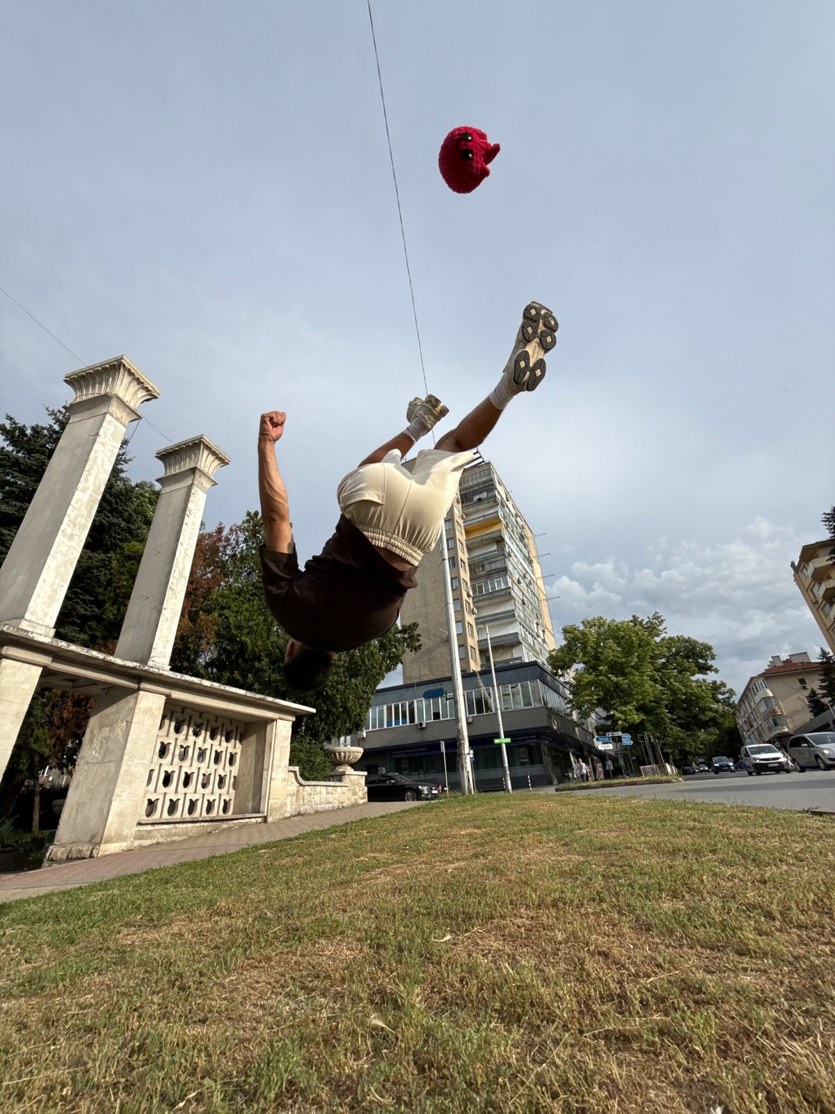 Parkour tricks and crocheted toys in a Shumen park