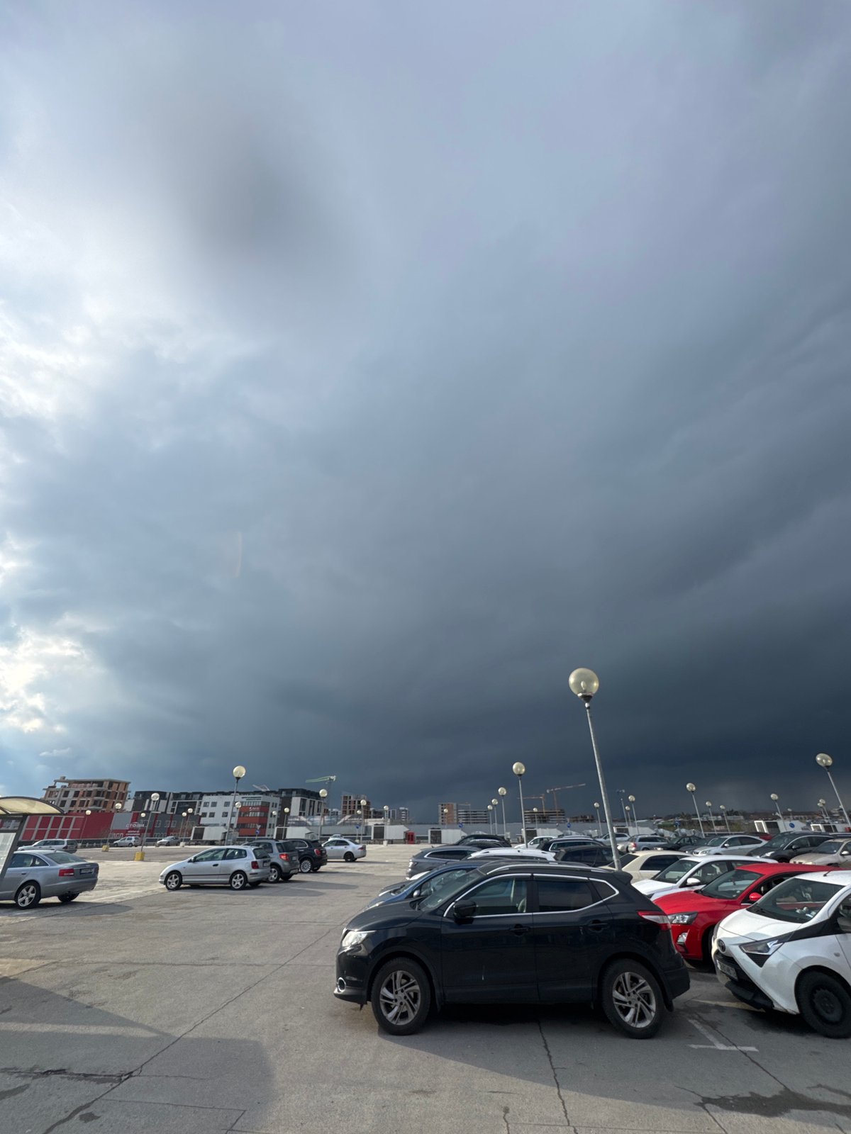 Shopping center activity documented in Burgas before storm