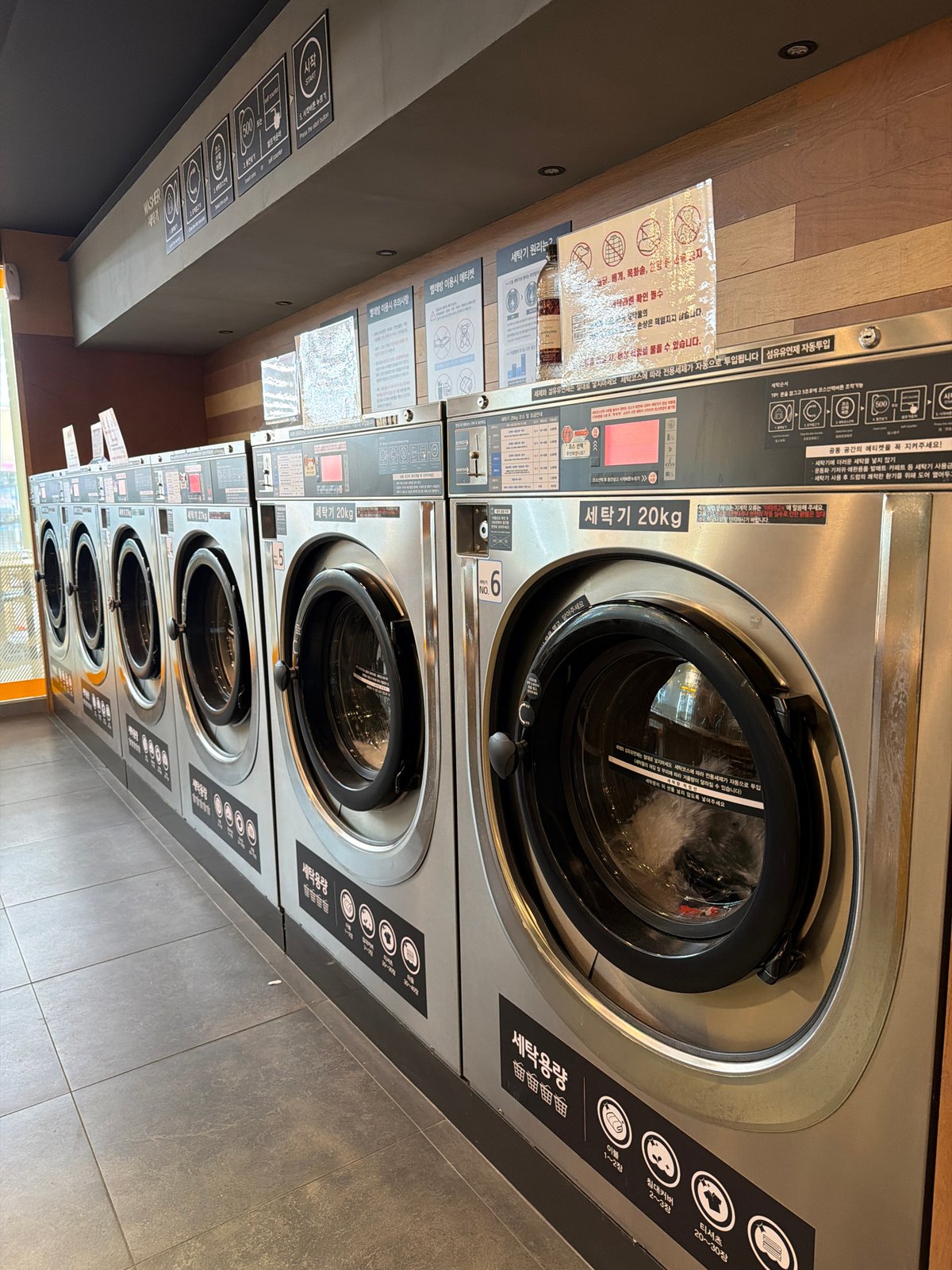 Art-themed laundromat cafe documented in Daegu overnight