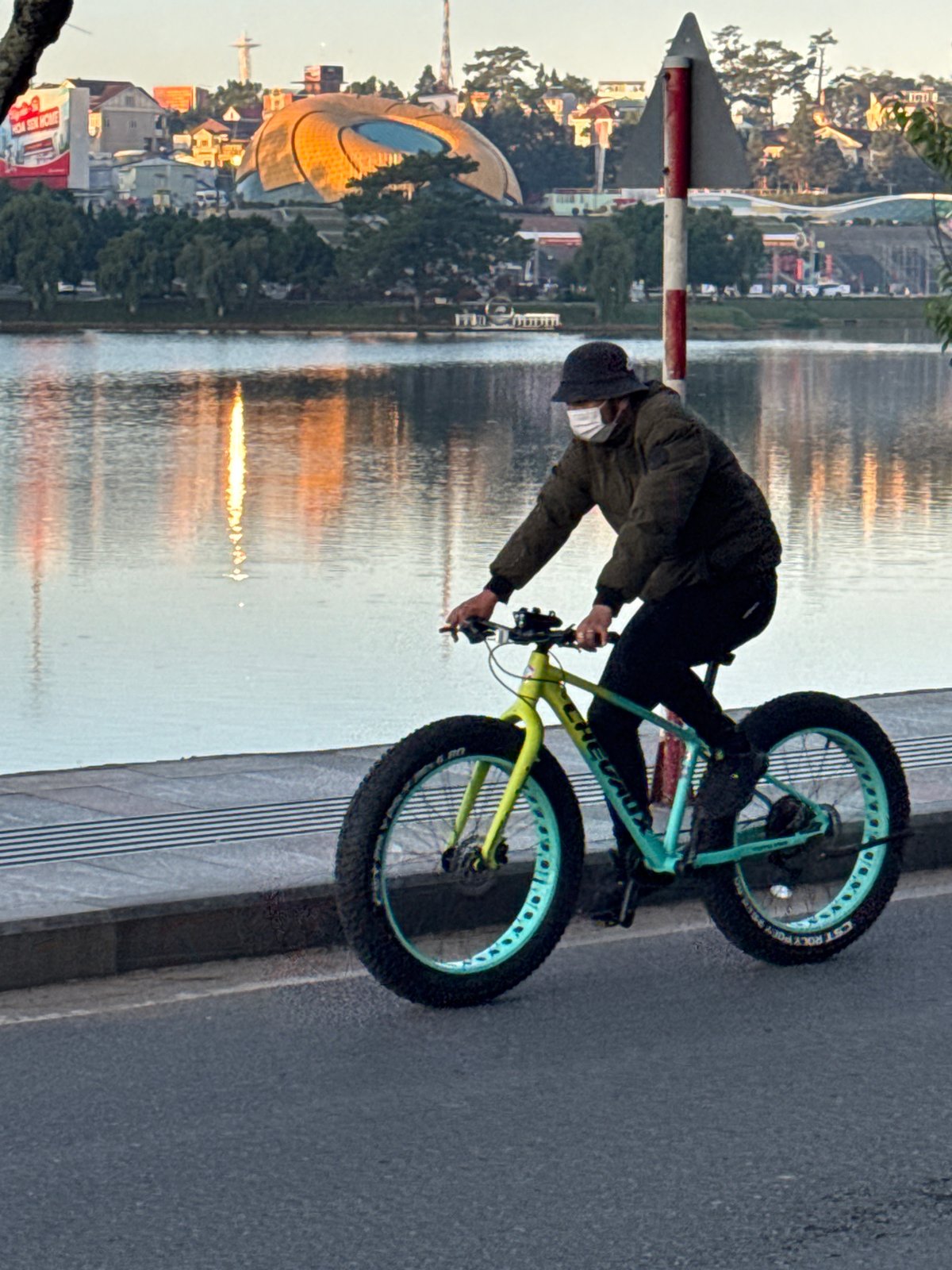 Evening activity along Xuan Huong Lake in Đà Lạt