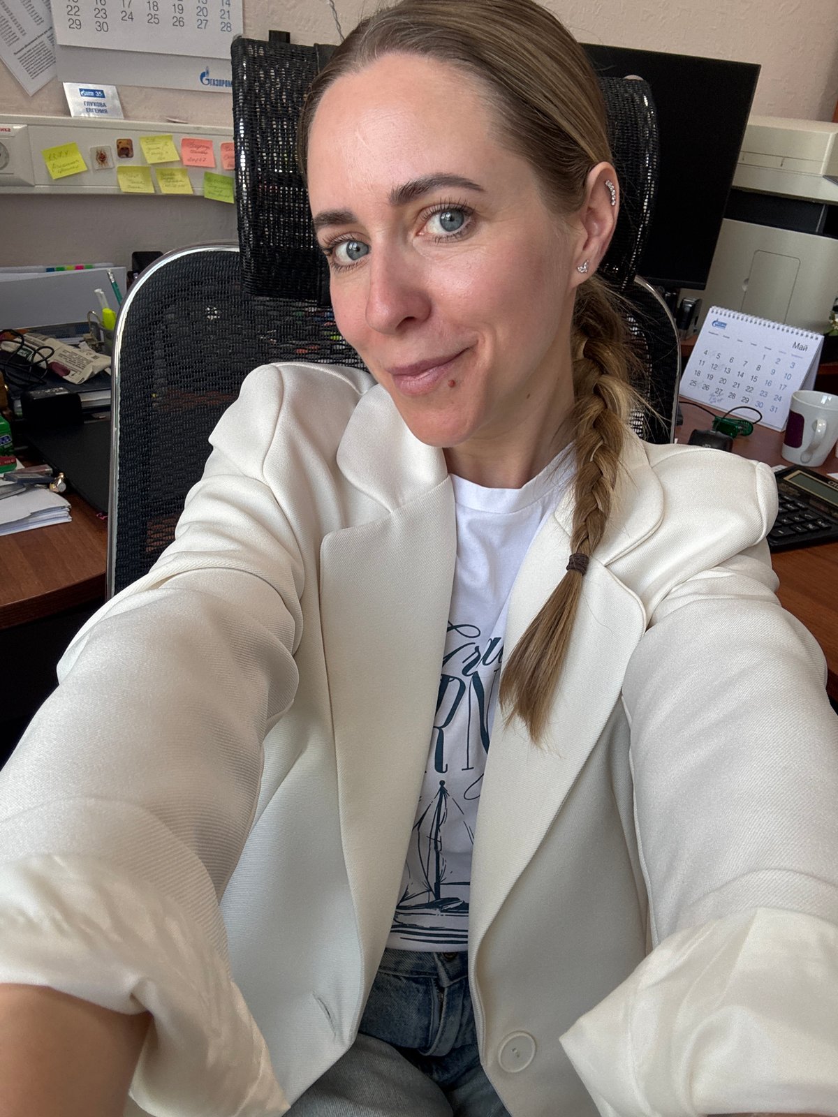 Woman takes office selfies in early morning Chaikovsky session