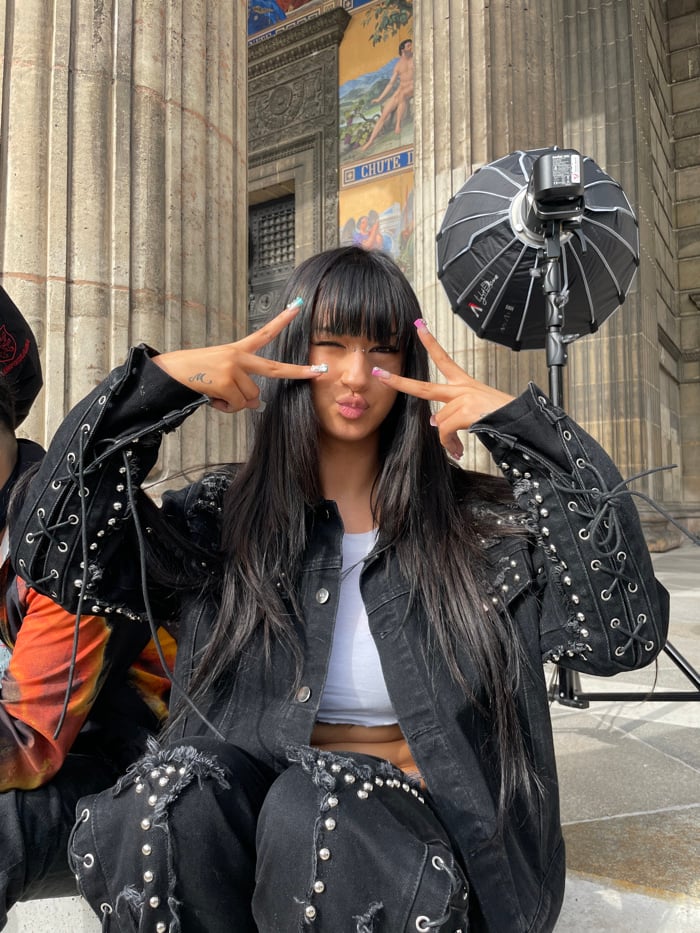 Photography session captures pink-haired model at Paris landmarks