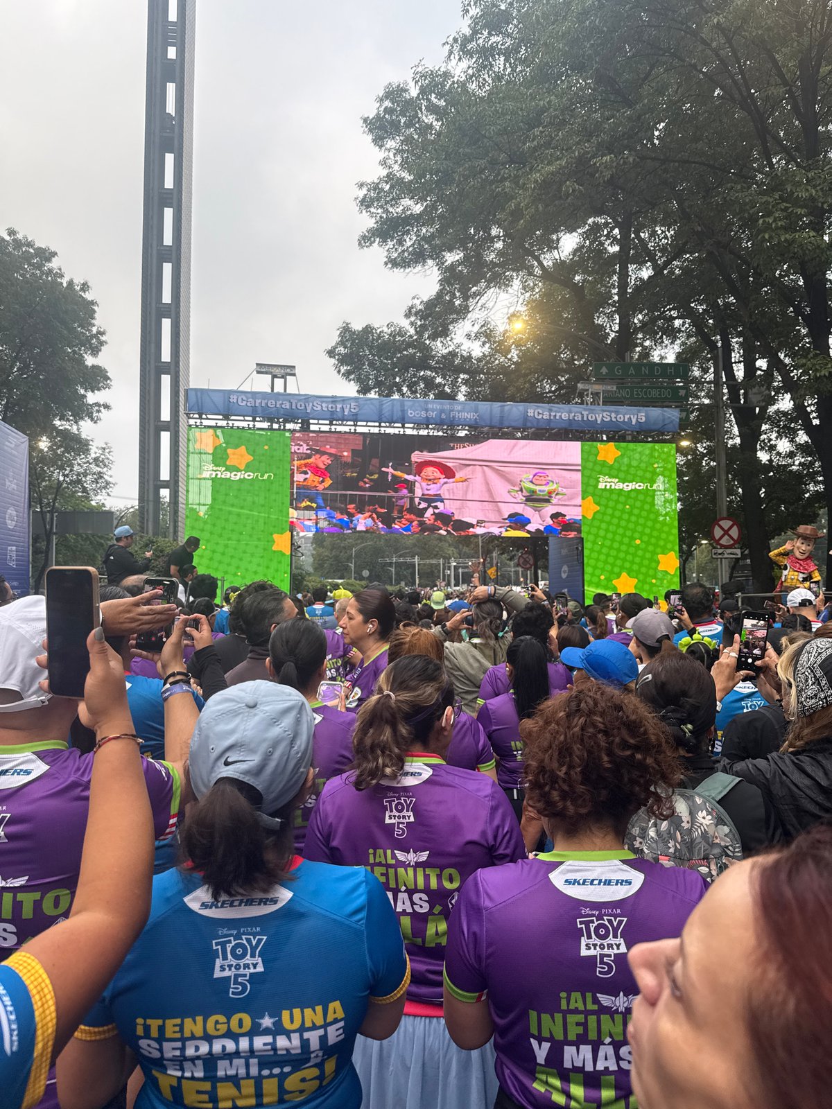 Themed running race draws crowds to Mexico City streets