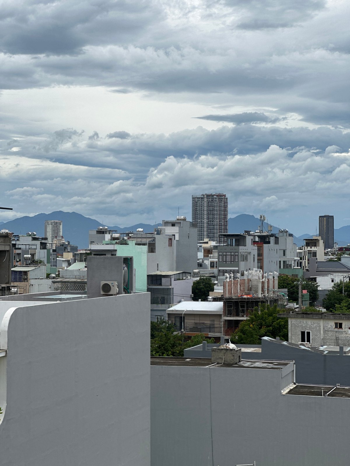 Rooftop and aerial views over Đà Nẵng's dense urban core