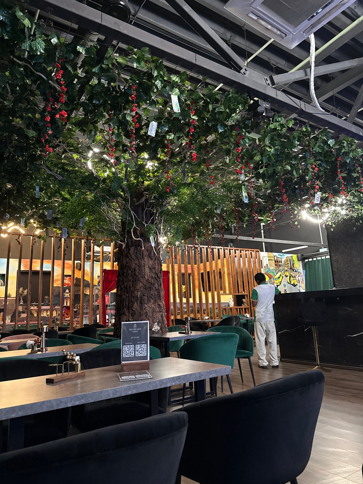 Patron documents evening at Bobrovo restaurant, event planning underway