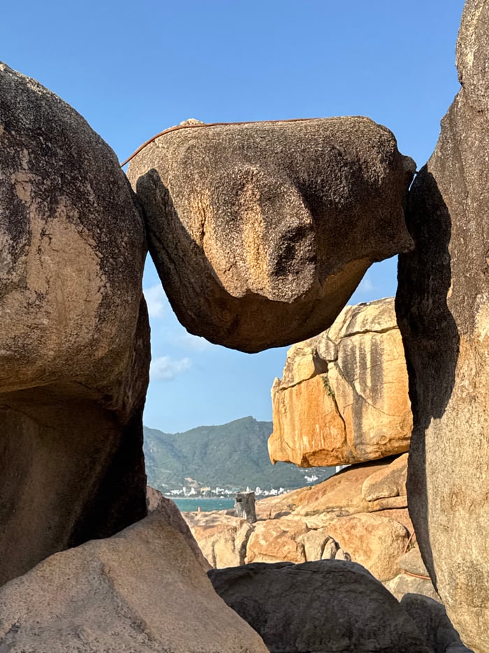 Tourists explore Hon Chong Promontory, cultural sites in Nha Trang