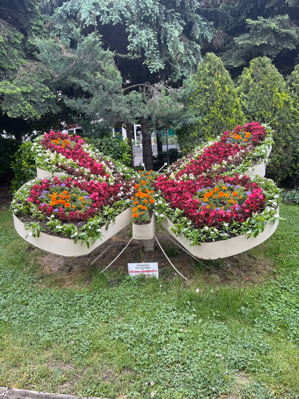 Tourist documents Kazanlak's parks, monuments, and streetscapes
