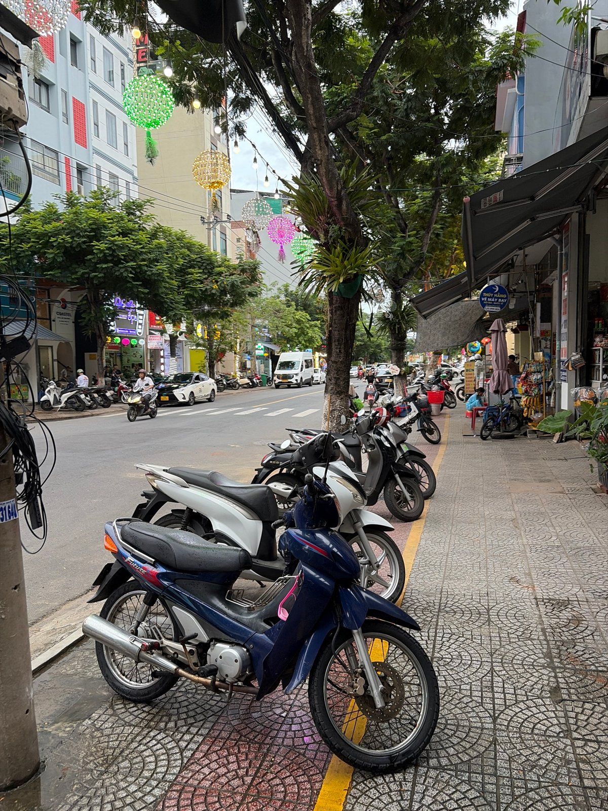 Street-level slice of Đà Nẵng: shops, temples, and everyday scenes