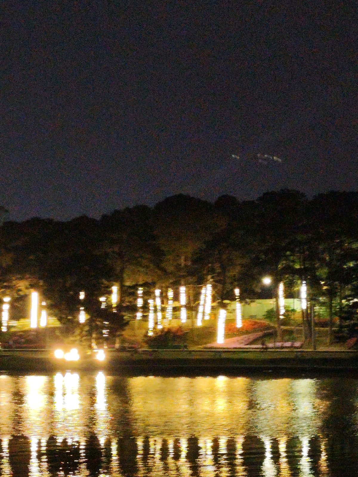 Evening gatherings captured around illuminated Xuan Huong Lake, Da Lat