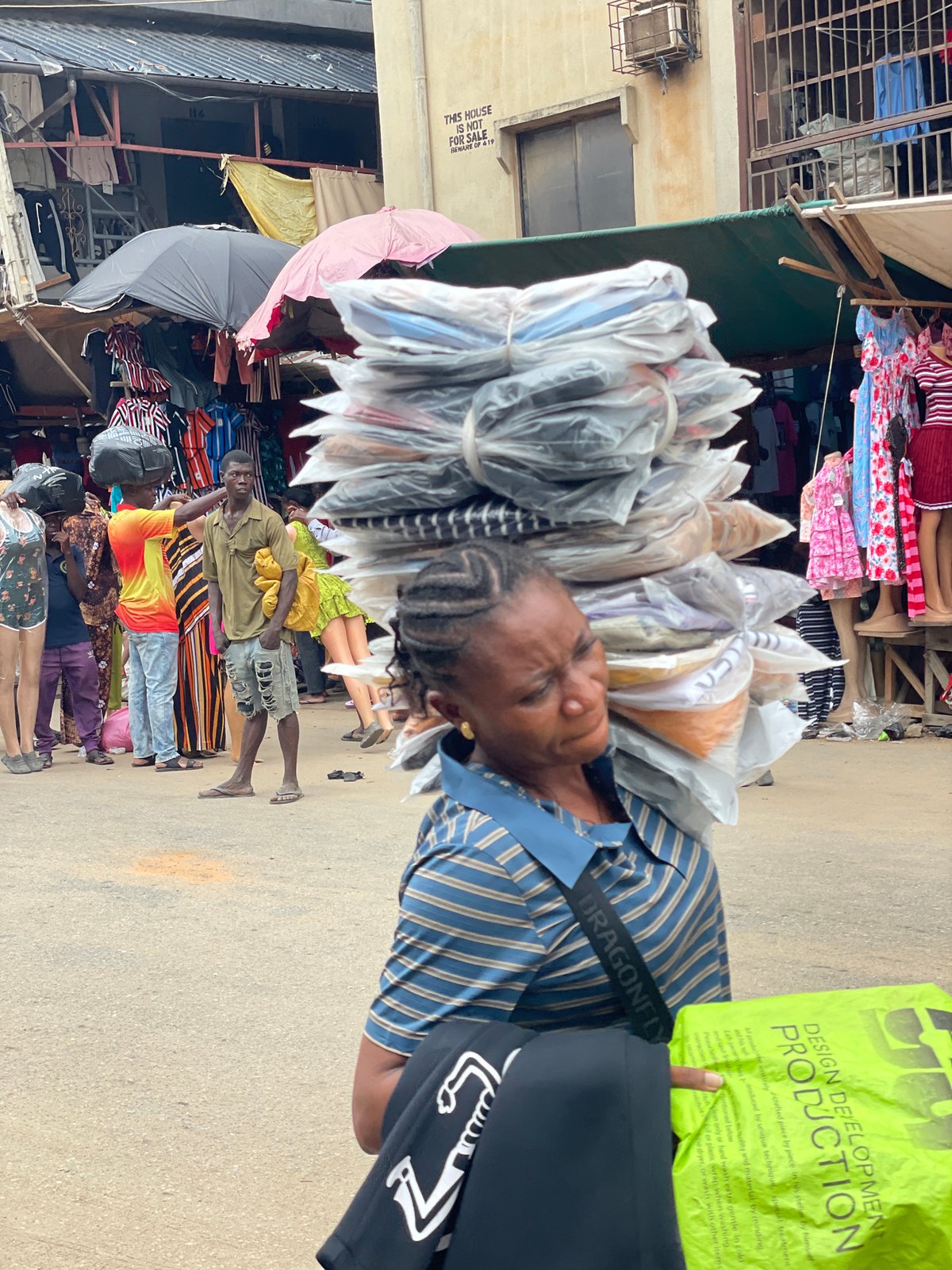 Fegge market in full swing — goods, porters, and street traffic