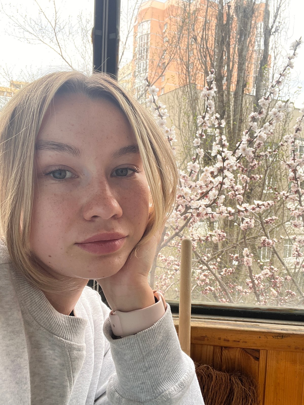 Spring morning moments captured in Voronezh: portrait and blossoms