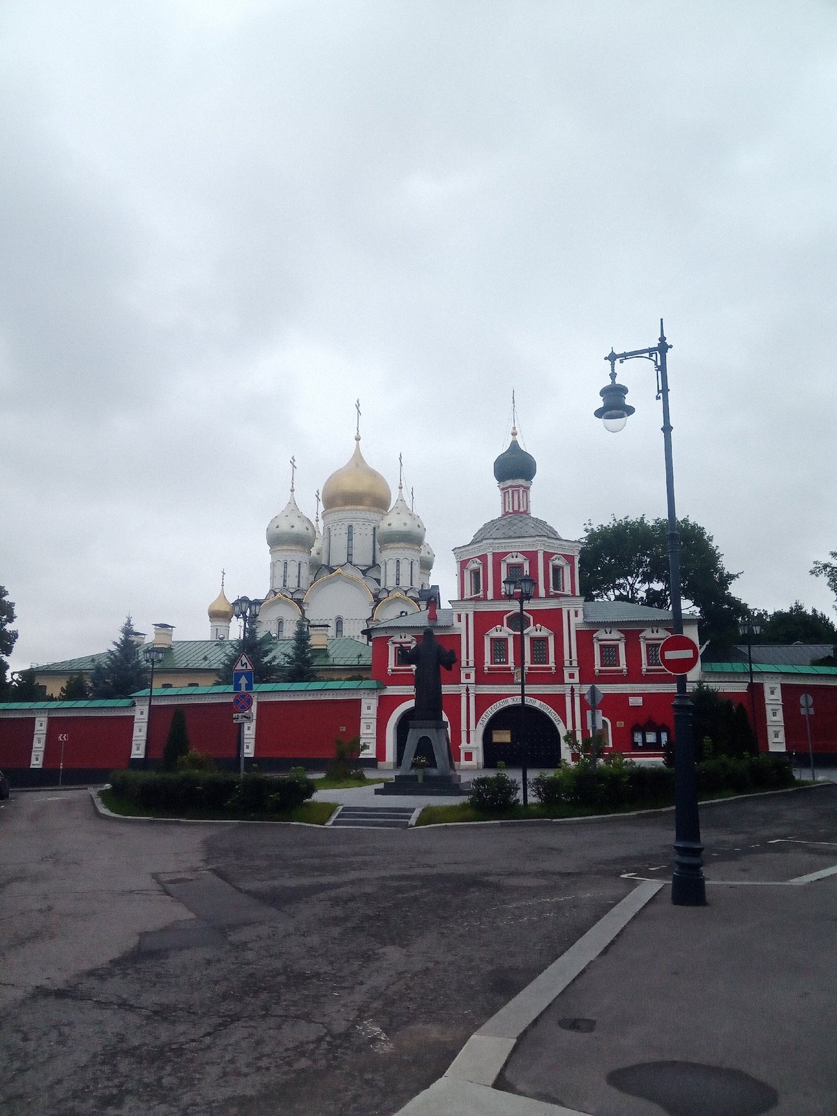 Rainy evening walk through Moscow's historic central streets