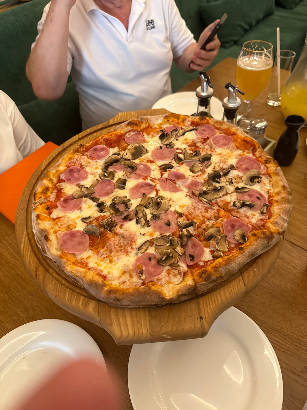 Live pen sketching over pizza and beer at a Khimki café